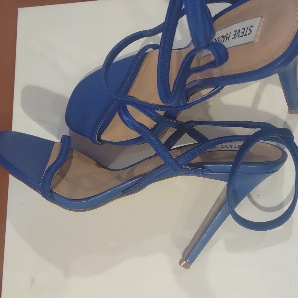 Strap sandals